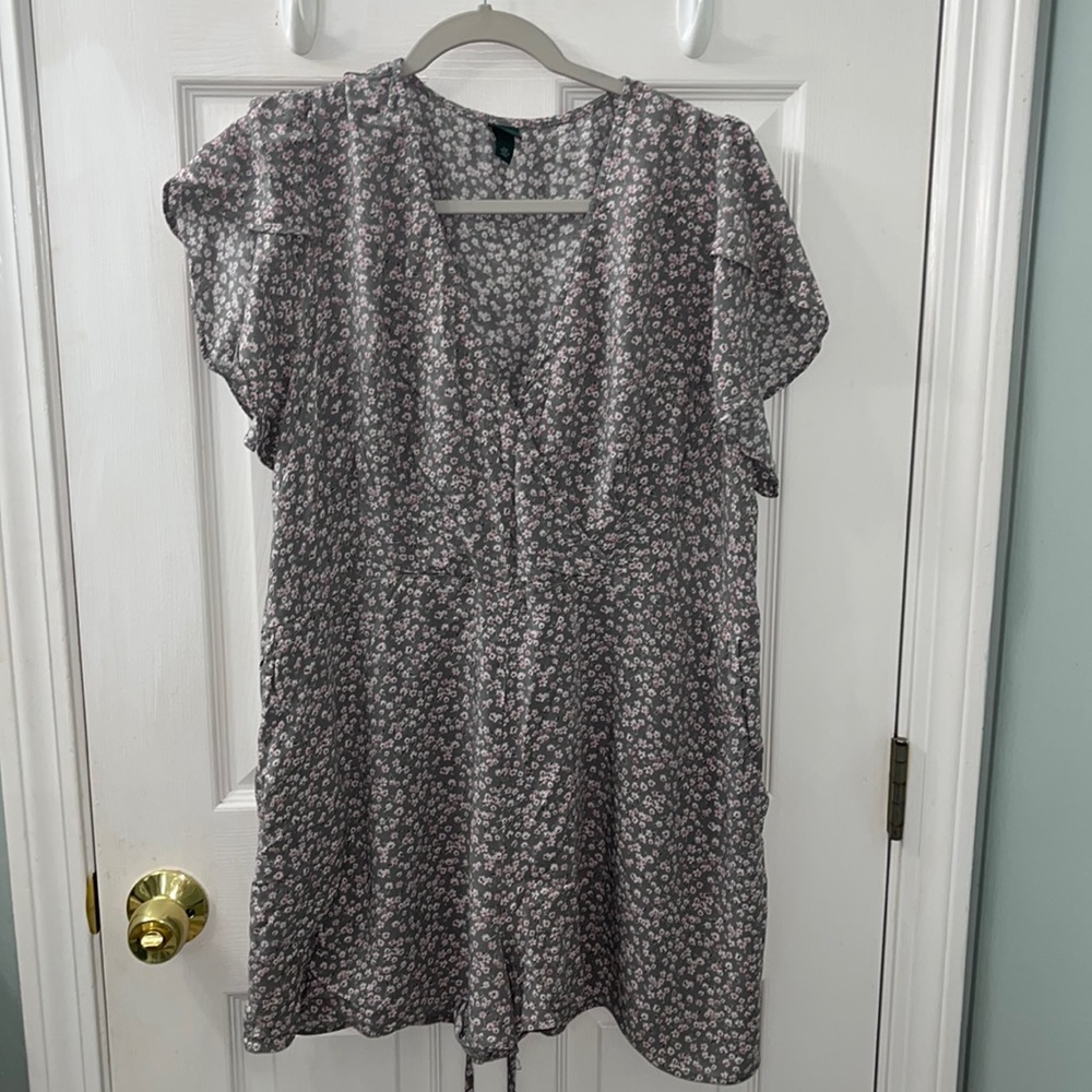 Wild fable size XXL grey romper with pink flowers